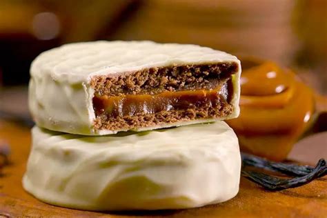 Variedad de alfajores de La Negrita Regionales: cubiertos de chocolate, chocolate blanco y glaseado, dispuestos en una caja.