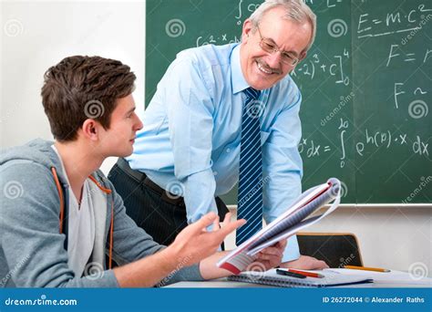 Estudiante de secundaria con libros y un profesor particular explicando un concepto complejo