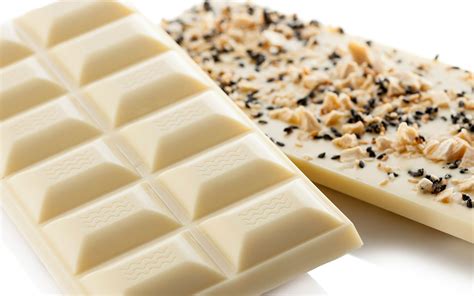 Fotografía de primer plano de una tableta de chocolate blanco artesanal con una textura cremosa y suave