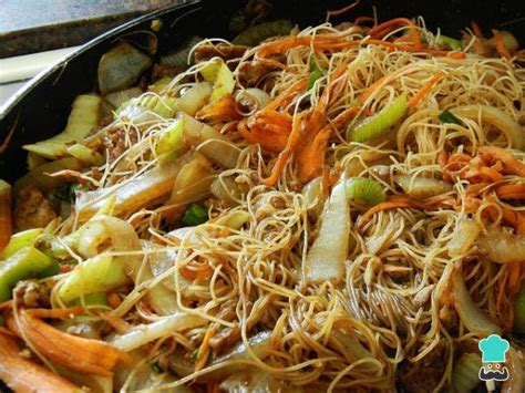 Plato de fideos de arroz con verduras y proteínas