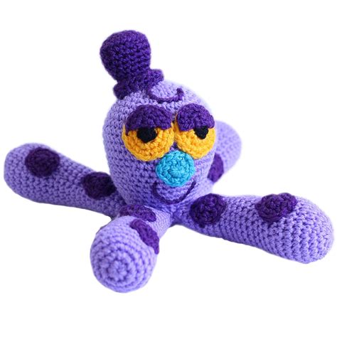 Imagen de Burbuja interactuando con su peluche Pulpi.
