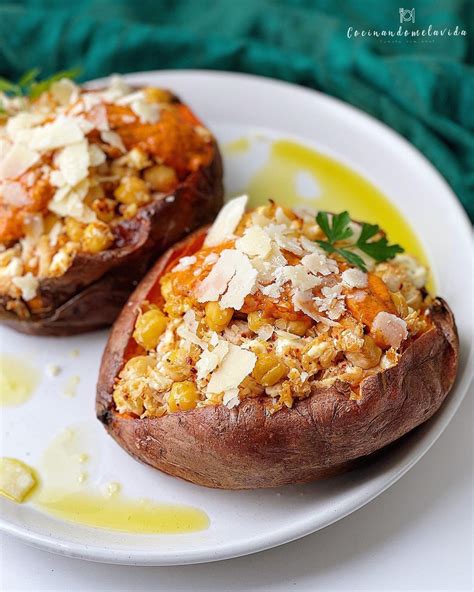 Boniatos rellenos de pimientos asados, garbanzos crujientes y salsa de tahini.