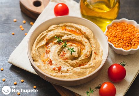 Hummus de lentejas calientes con cordero especiado y guarniciones frescas.
