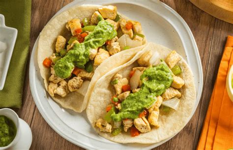 Tacos de pollo ahumado con aguacate, queso y jalapeños.