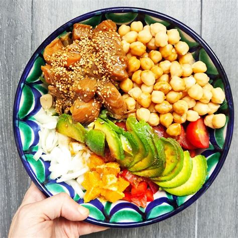 Bowl de garbanzos asados, pollo y tomates con farro y verduras.