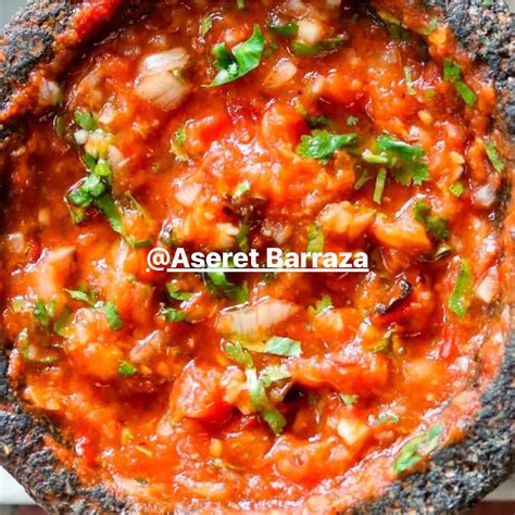 Jitomates asándose en un comal para salsa
