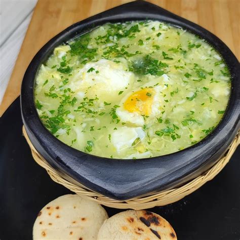 Caldo de papas guisadas con hierbas y huevo
