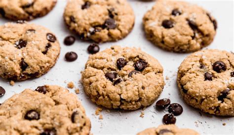 Foto de galletas de avena con chips de chocolate recién horneadas, con chocolate derretido.