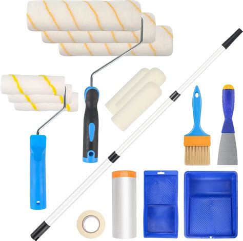Fotografía de herramientas básicas de pintura como brochas, rodillos, cinta de carrocero y cubetas