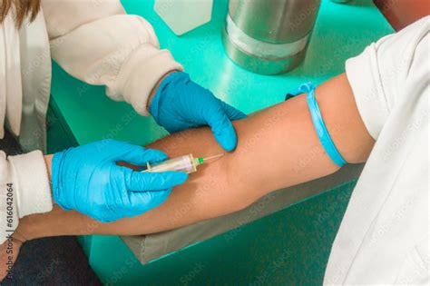 Profesional de salud tomando una muestra de sangre a un paciente en su domicilio