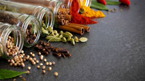 Infografía: Diferencias entre hierbas aromáticas (hojas, origen próximo) y especias (semillas, raíces, cortezas, origen lejano)
