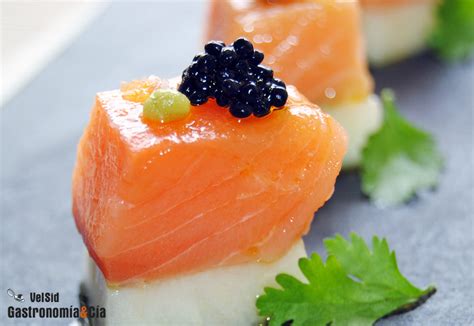 variedad de cebos naturales para salmón, incluyendo gusanos, huevas curadas y arenque cortado