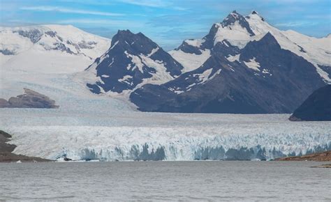 Paisaje patagónico con montañas y fiordos