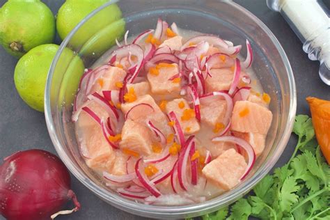Plato de ceviche de salmón fresco con cebolla morada y pimentón
