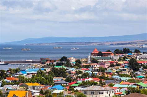 Vista del Mercado Municipal de Punta Arenas con el Estrecho de Magallanes al fondo