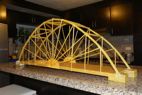 Foto de un puente de tallarines soportando peso