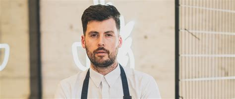 Foto de Pedro Chavarría en acción en la cocina de DeMo