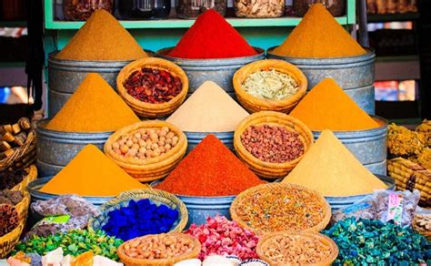 Especias marroquíes variadas en cuencos