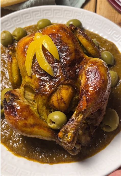 Pollo asado marroquí emplatado con guarnición