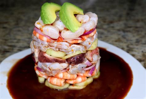 Ilustración conceptual de una torre de mariscos con varios niveles y variedad de mariscos frescos.