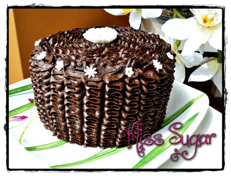 Tarta esférica rellena y cubierta con ganaché de chocolate