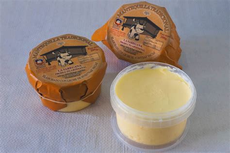 Foto de mantequilla artesanal de alta calidad, con textura cremosa