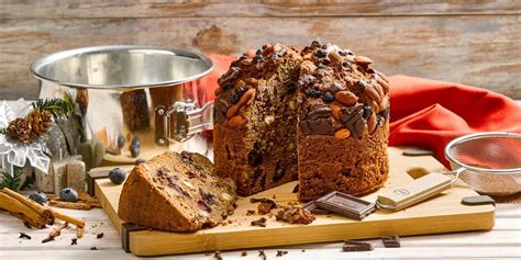 Foto de una mesa navideña chilena con Pan de Pascua
