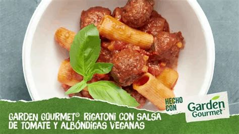 Rigatoni con albóndigas veganas, salsa roja y hojas de albahaca