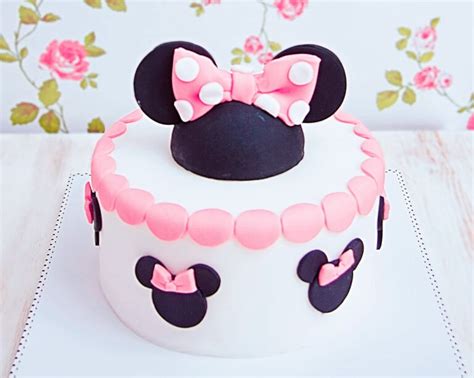 Fotografía detallada de una tarta de fondant con una lámina comestible aplicada perfectamente lisa
