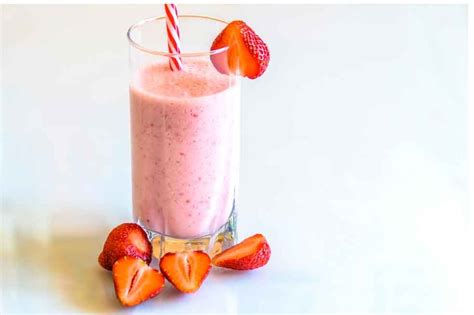 Foto de un licuado cremoso de fresa y plátano