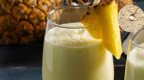 Foto de un licuado tropical con piña y coco