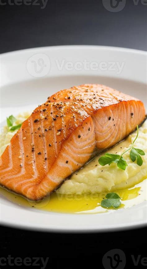 Foto de salmón perfectamente cocido con una textura jugosa