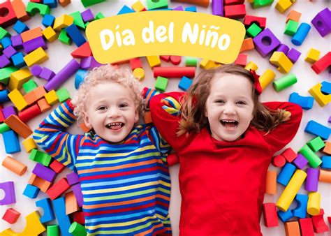 Niños celebrando el Día del Niño con dulces y sonrisas