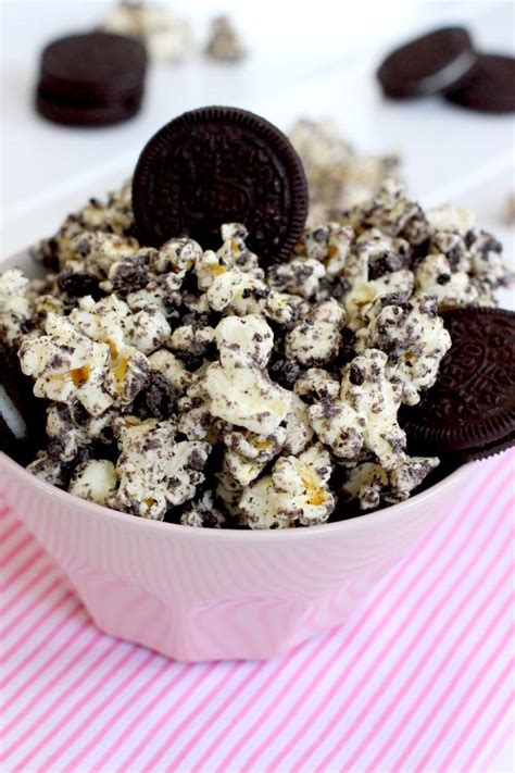 Palomitas de maíz dulces con galletas Oreo y chocolate blanco