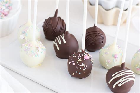 Cake pops decorados con diferentes colores y diseños