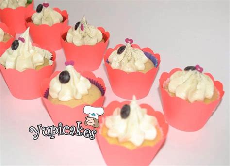 Cupcakes helados con cobertura de crema y decoraciones