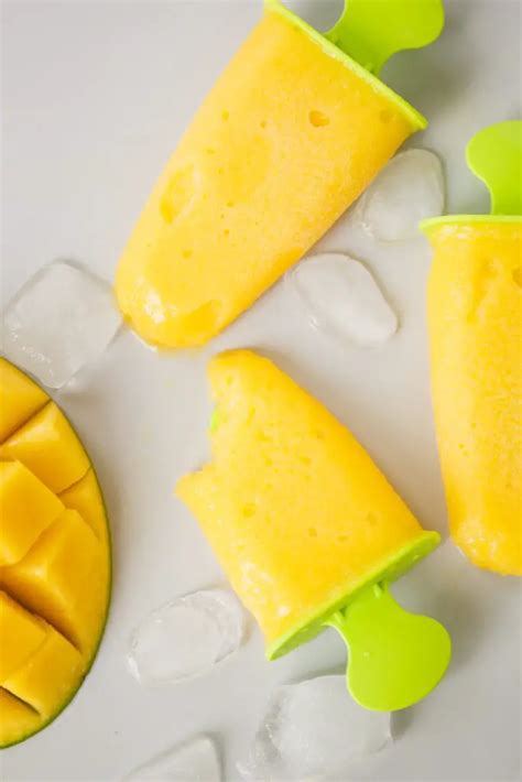 Paletas heladas caseras de mango y coco