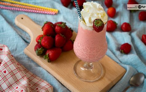 Batido de fresa y vainilla con fresas frescas
