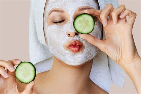 Mujer aplicándose una mascarilla facial casera con ingredientes naturales.