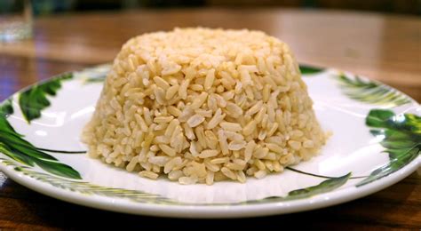 Foto de arepas de arroz integral en un plato