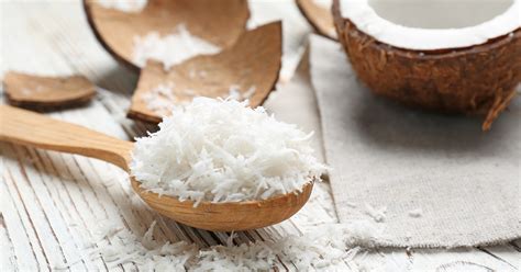 Esquema visual del proceso: triturado de coco rallado hasta obtener una textura cremosa de manteca