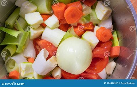 Verduras frescas variadas cortadas listas para cocinar