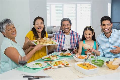 Foto de una familia compartiendo momentos de alegría y comida
