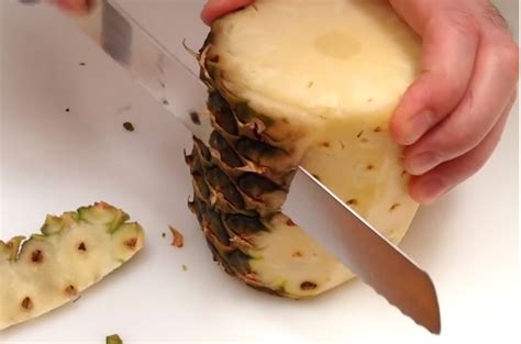 Infografía con los pasos clave: pelar y cortar la piña, preparar el jengibre y la menta, licuar, colar y mezclar, e infusionar con menta.
