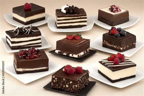 Expositor refrigerado con variedad de postres individuales y pasteles.