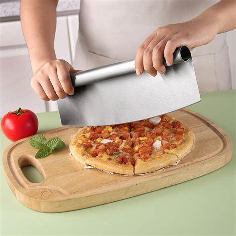 Infografía comparativa de hojas de cortador de pizza: acero inoxidable vs. cerámica