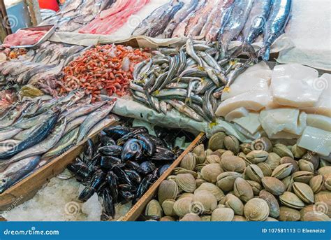 Foto de mercado de mariscos y pescados frescos en Chile