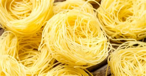 Foto de fideos cabello de ángel crudos y cocidos