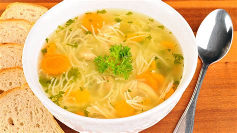 Foto de un consomé de pollo con fideos y verduras