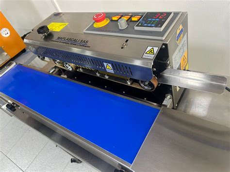 Esquema técnico de una máquina aplanadora de banda continua con sistema de compresión